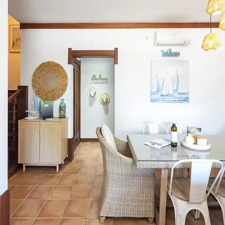 Casa de Férias Charming In With Pool