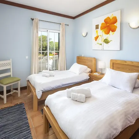 Сasa de vacaciones Charming In With Pool